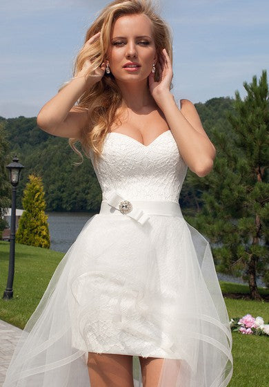 Lässiges und schlichtes kurzes Sommerbrautkleid aus Spitze mit abnehmbarer Schleppe aus Tüll