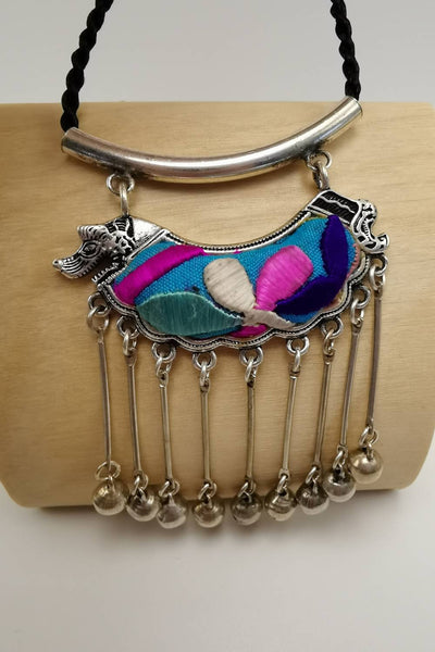 Collar de bordado en forma de perro único con campanas