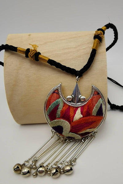 Collar colgante bordado en forma de murciélago con campanas