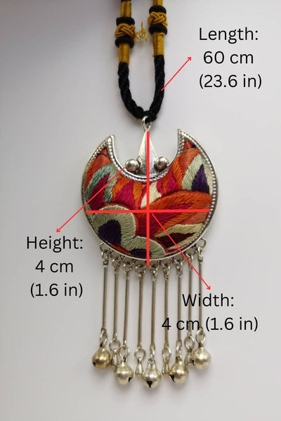 Collar colgante bordado en forma de murciélago con campanas