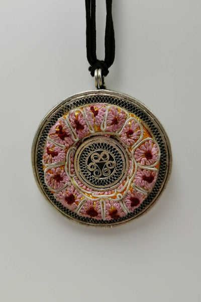 Collar de colgante floral bordado bordado poco común.