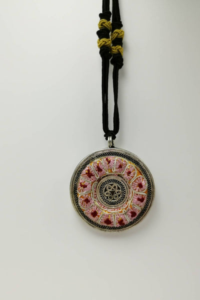 Collar de colgante floral bordado bordado poco común.