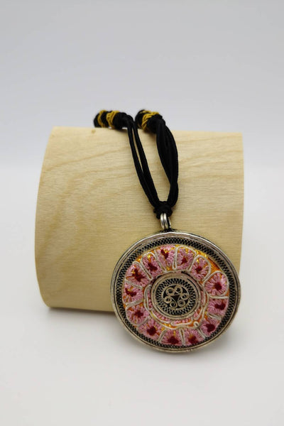 Collar de colgante floral bordado bordado poco común.