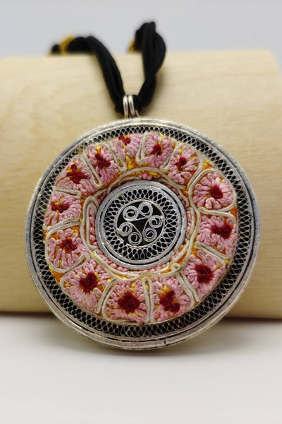 Collar de colgante floral bordado bordado poco común.