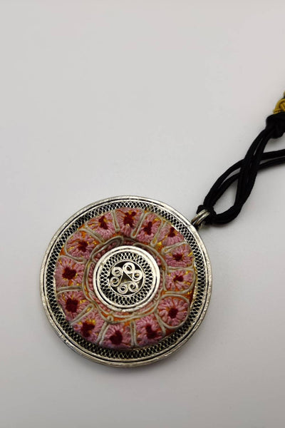 Collar de colgante floral bordado bordado poco común.
