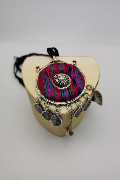 Colgante de bordado artesanal original con flecos de hoja de plata Miao