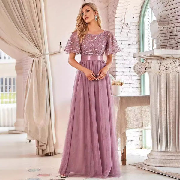 A-Linien-Abendkleid aus Tüll mit kurzen Glockenärmeln, Rundhalsausschnitt, Paillettenbesatz und Gürtel