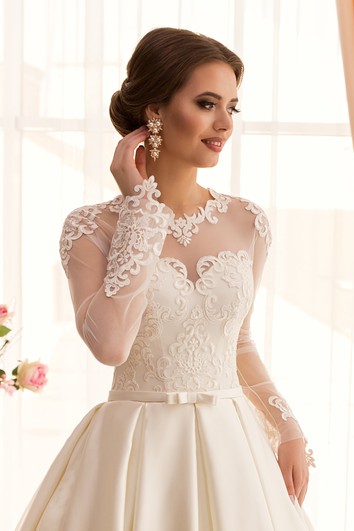 Robe trapèze longue en satin illusion à manches longues et bijoux avec applications
