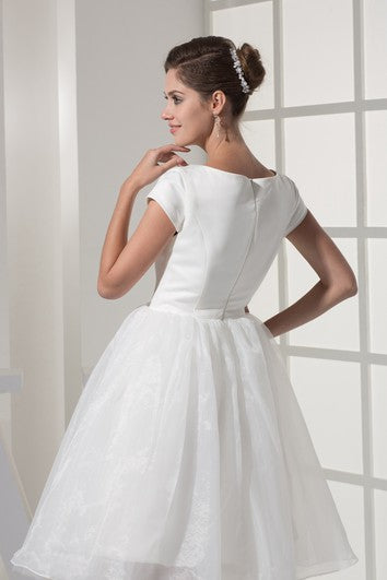 Vestido de línea A de mini mangas con pliegues
