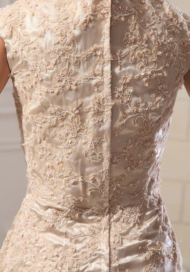 Robe longue romantique à col montant et appliques en dentelle