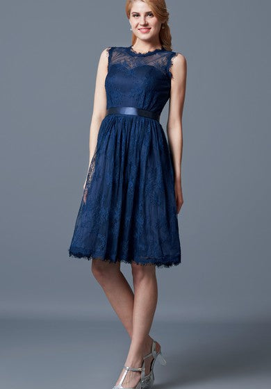 Vestido de encaje corto plisado de joya con ilusión sin mangas