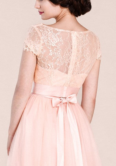 Vestido de línea A de manga corta con detalle de encaje