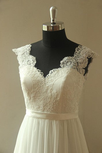 Vestido de gasa larga de escote de la manga de la manga de la gorra con hoja de satén