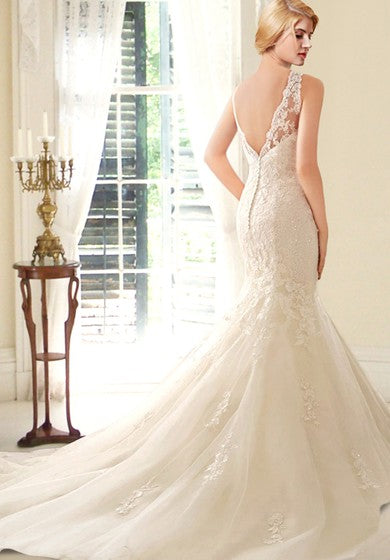 Robe de mariée sirène en dentelle sans manches avec col illusion et dos en V