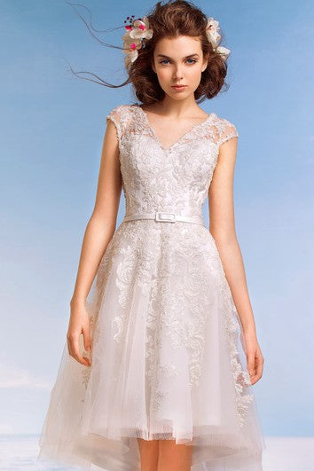 Robe trapèze mi-longue en dentelle illusion à col en V et manches courtes avec appliques et plis