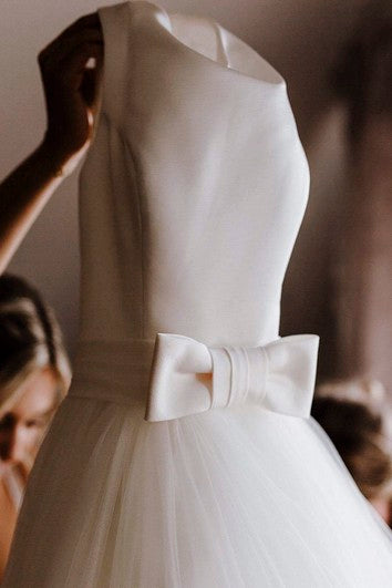 Robe de mariée éthérée sans manches à dos en V profond avec nœud et tulle
