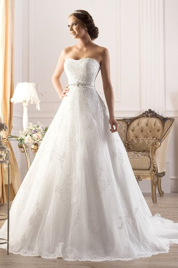 Vestido de encaje con corsés sin tirantes sin tirantes largos con aplicaciones y joyas de cintura