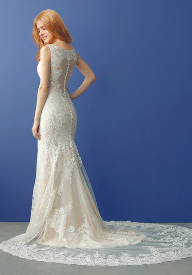 Robe de mariée longue en dentelle à col en V et dos unique