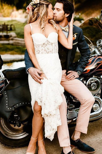 Robe de mariée éthérée en dentelle, longueur au sol, fourreau spaghetti, sans manches, avec devant fendu