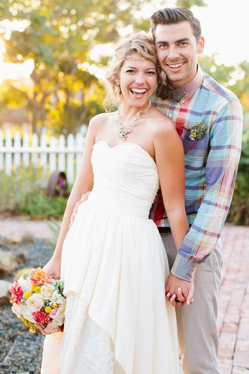 Vestido de novia de gasa de altura baja con niveles y detalles de cristal