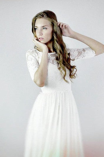 Vestido de boda de gasa con vaina posterior con encaje y pliegues