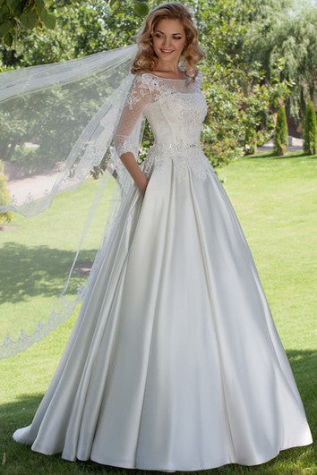 Robe de mariée en satin à manches 3-4 et encolure dégagée, longueur au sol, avec appliques