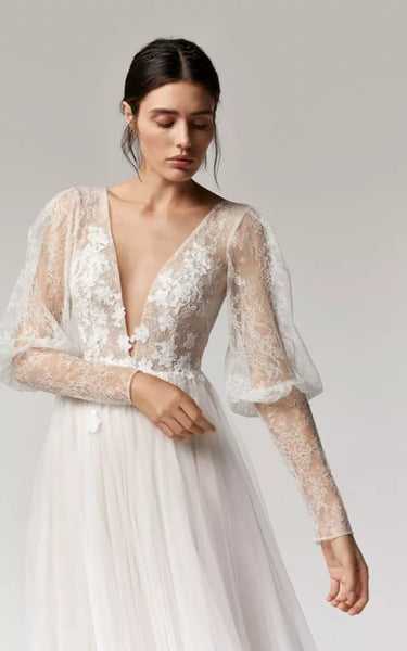 Robe de mariée trapèze en tulle à manches longues bouffantes et décolleté plongeant avec traîne