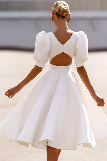 Elegantes knielanges A-Linien-Bateau-Satin-Brautkleid