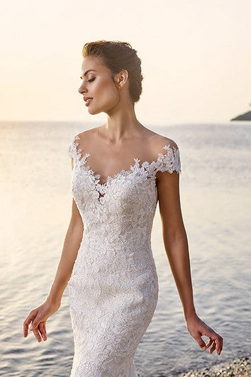 Robe de mariée trompette longue au sol, col en V, manches cape, dentelle et tulle avec appliques