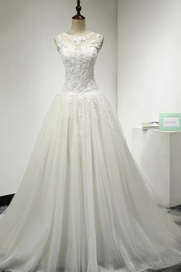 Robe trapèze sans manches en tulle et dentelle avec décolleté bijou et dos trou de serrure