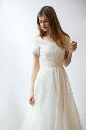 Vestido de encaje y tul de la línea en V de manga corta con pliegues