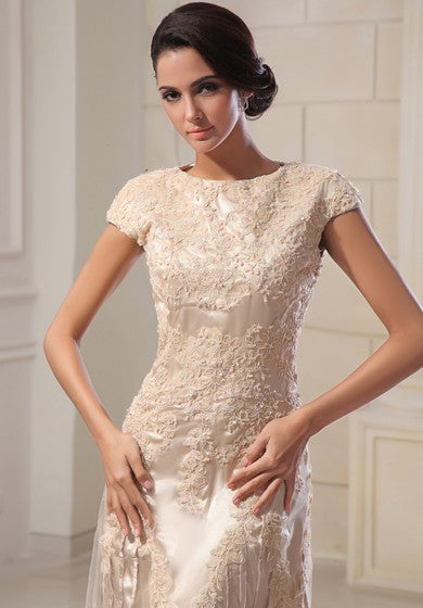 Robe longue romantique à col montant et appliques en dentelle