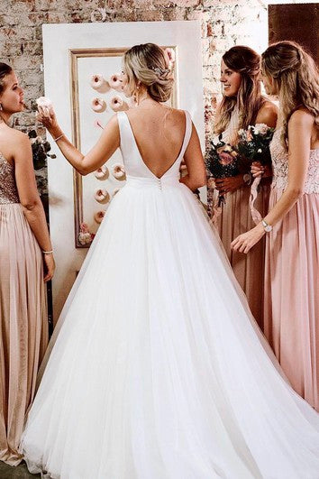 Robe de mariée éthérée sans manches à dos en V profond avec nœud et tulle
