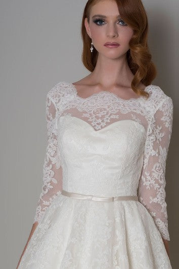 Robe de mariée trapèze en dentelle à manches mi-longues et à col bateau avec appliques