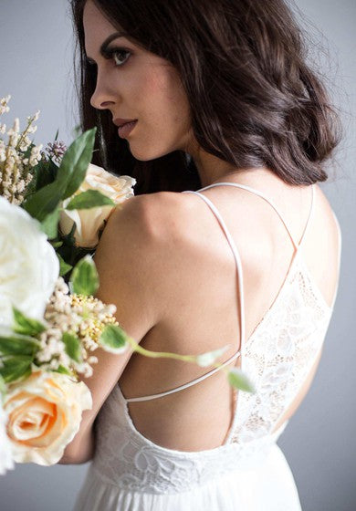 Elegante vestido de novia de encaje de gasa sin mangas en el piso