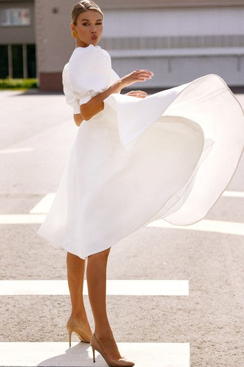 Elegantes knielanges A-Linien-Bateau-Satin-Brautkleid