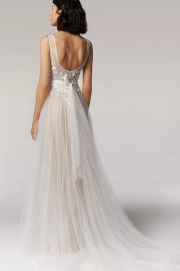 Robe de mariée élégante en tulle à décolleté dégagé et dos ouvert avec appliques