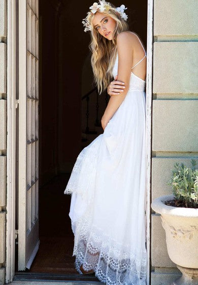 Elegante vestido de novia de encaje de gasa sin mangas en el piso
