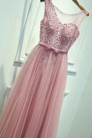Vestido de encaje y organza con bordados