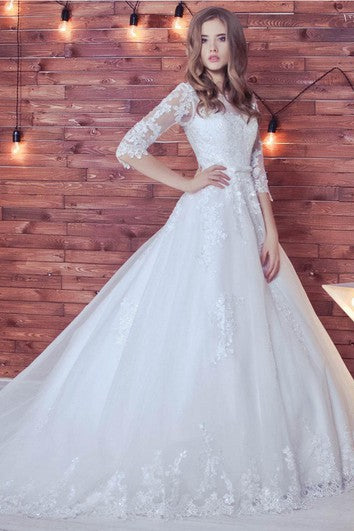 Robe de mariée en tulle et dentelle à manches longues
