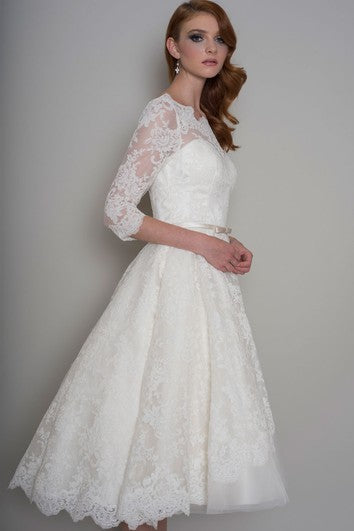 Robe de mariée trapèze en dentelle à manches mi-longues et à col bateau avec appliques