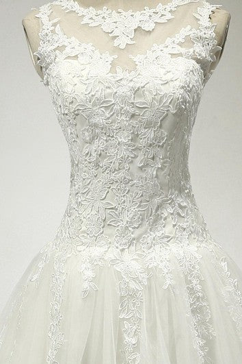 Robe trapèze sans manches en tulle et dentelle avec décolleté bijou et dos trou de serrure