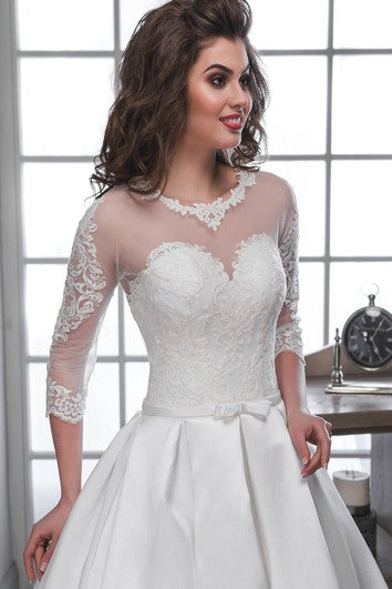 Robe trapèze en satin illusion à manches 3-4 et longueur au sol avec appliqués