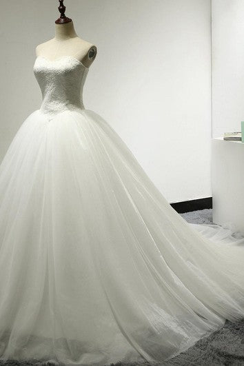 Vestido de pelota de tulle de amor con corpiño de encaje y con cordones hacia atrás