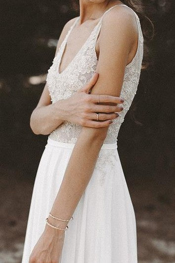 Robe de mariée bohème en mousseline de soie et dentelle avec traîne en brosse et perles