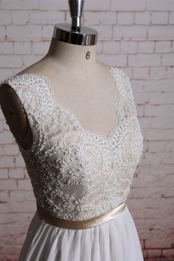 Robe trapèze sans manches en mousseline de soie avec corsage en dentelle et ceinture à nœud en satin