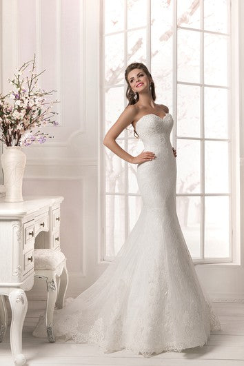 Robe fourreau à manches courtes et appliques en dentelle