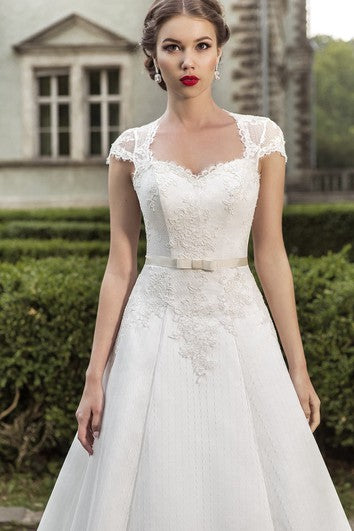 Reina Anna El escote Apliques Vestidos de espalda de ojo largo con arco