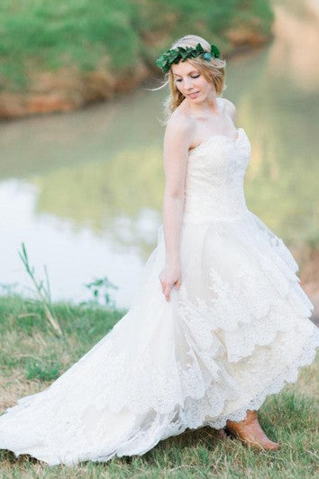 Boda en el campo con encaje alto dobladillo el vestido de guinvere
