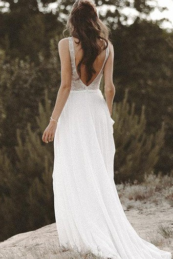Robe de mariée bohème en mousseline de soie et dentelle avec traîne en brosse et perles